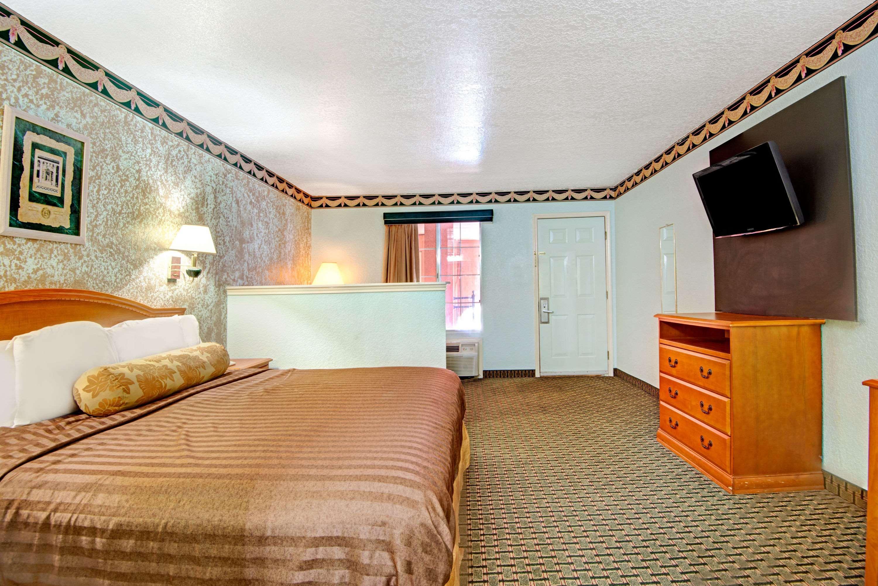 ทราเวลลอดจ์ บาย วินด์แฮม ซานอันโตนิโอ แลคแลนด์ เอเอฟบี Hotel ภายนอก รูปภาพ