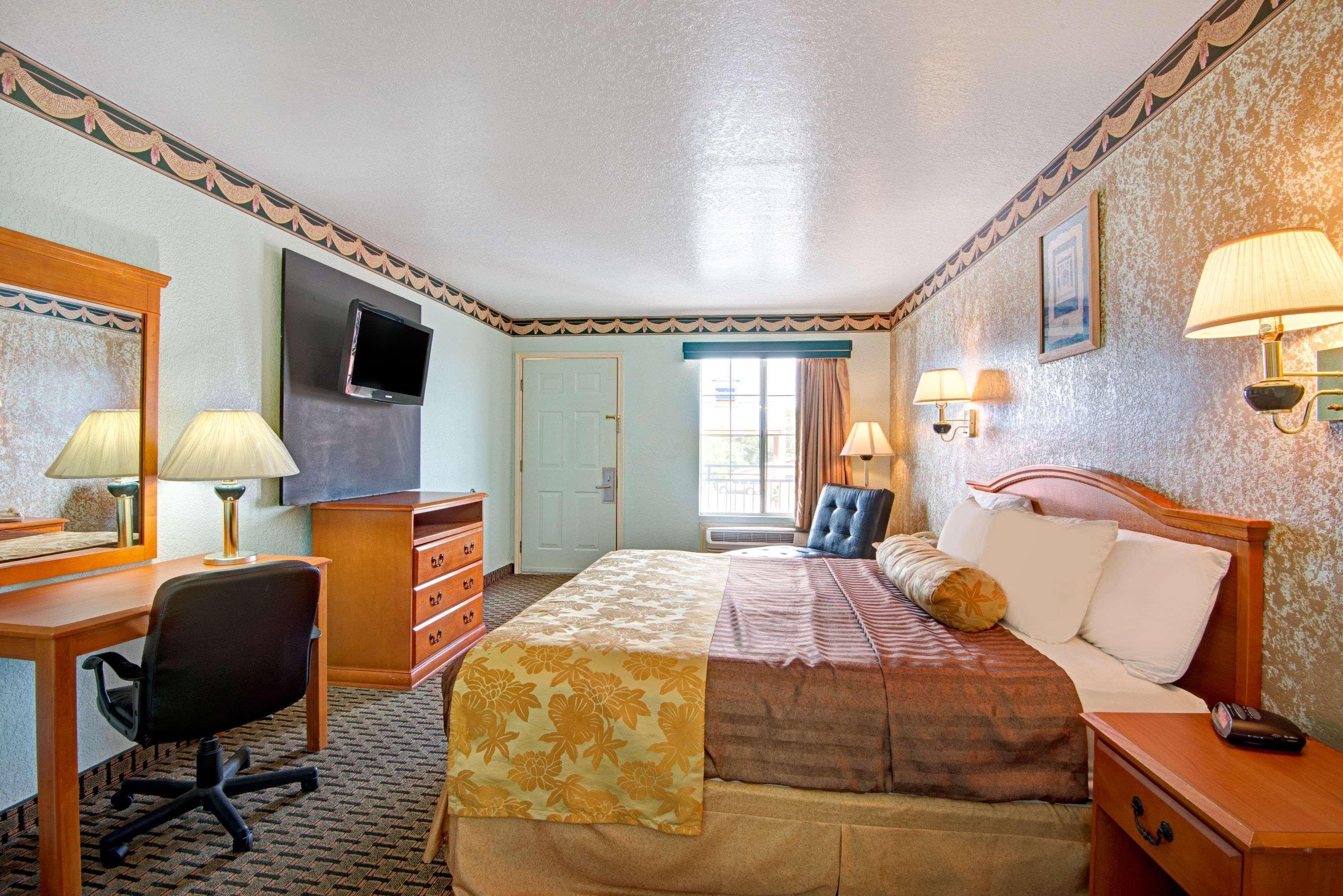 ทราเวลลอดจ์ บาย วินด์แฮม ซานอันโตนิโอ แลคแลนด์ เอเอฟบี Hotel ภายนอก รูปภาพ