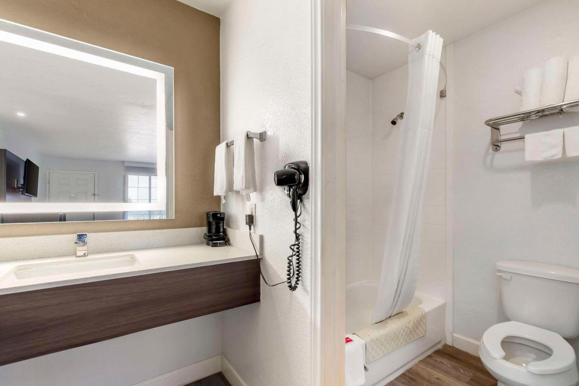 ทราเวลลอดจ์ บาย วินด์แฮม ซานอันโตนิโอ แลคแลนด์ เอเอฟบี Hotel ภายนอก รูปภาพ