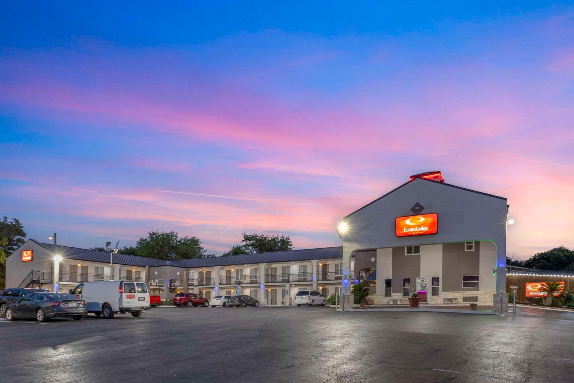 ทราเวลลอดจ์ บาย วินด์แฮม ซานอันโตนิโอ แลคแลนด์ เอเอฟบี Hotel ภายนอก รูปภาพ